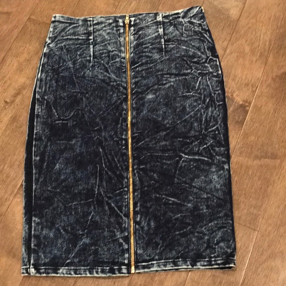 New Forever 21 Acid wash jean pencil skirt - Picture 2 of 3
